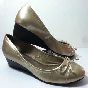 Croft & Barrow Women's Size 6.5 Gold/Beige Shoes